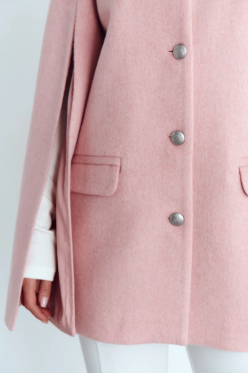 Розовый базовый кейп с акцентными рукавами с разрезами фотография 5