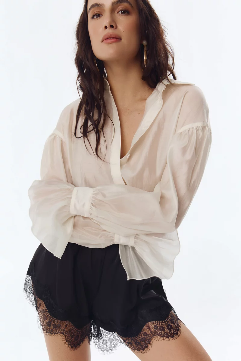 Черные короткие шелковые шорты с кружевной вставкой фотография 3