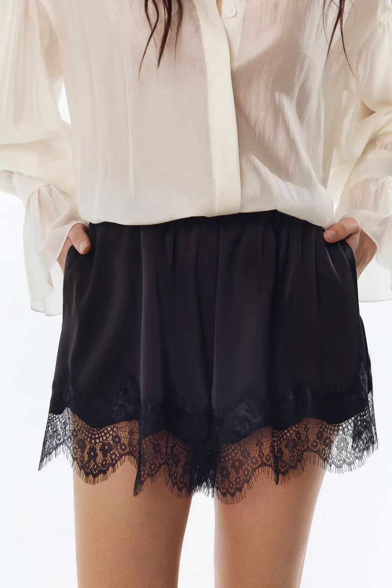 Черные короткие шелковые шорты с кружевной вставкой фотография 4