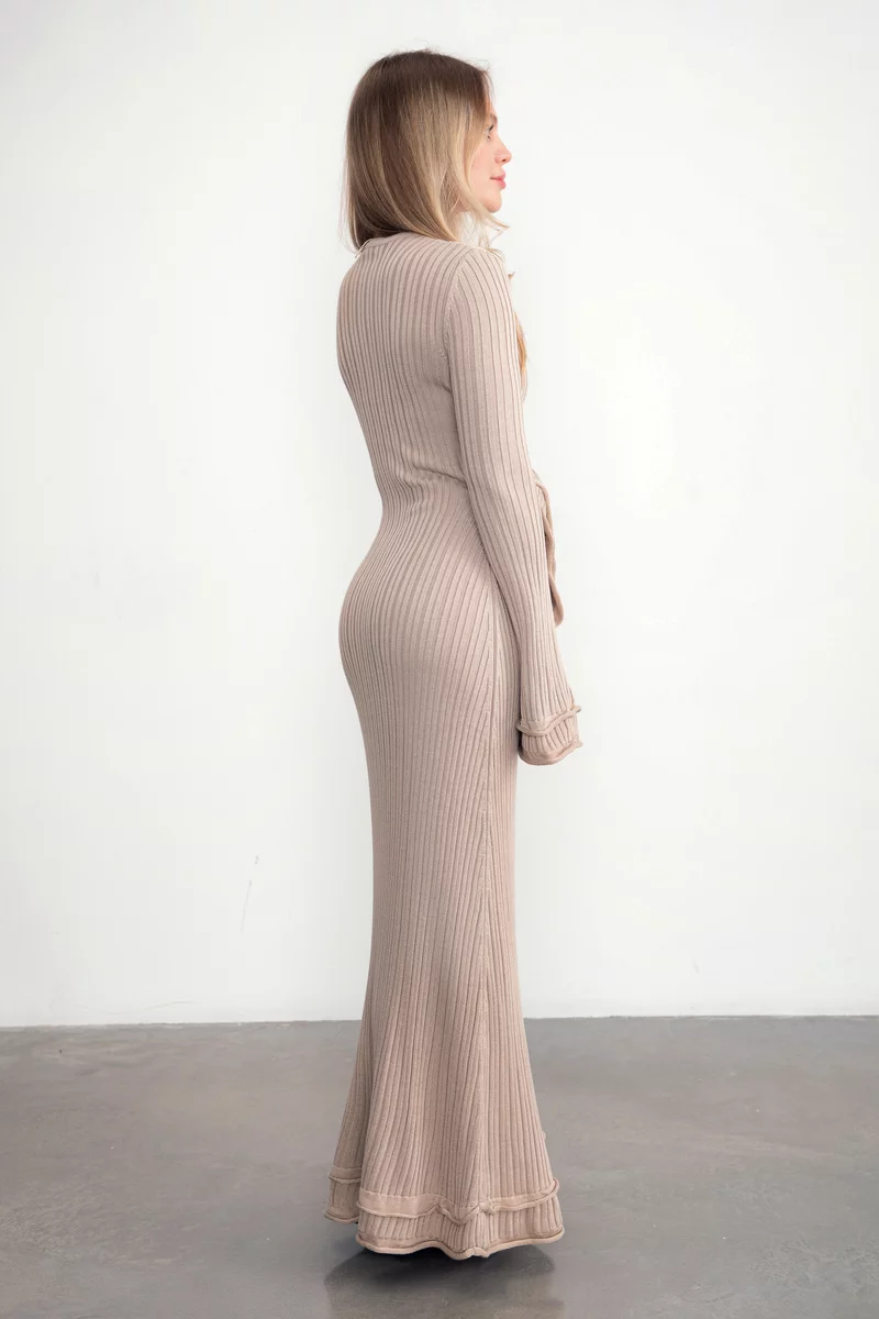 Бежевое трикотажное платье макси с рукавами-клеш фотография 5
