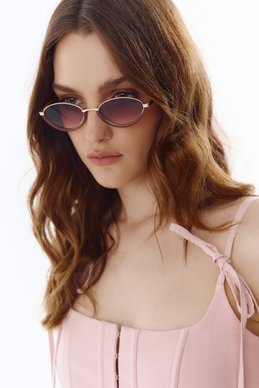 Рожеві сонцезахисні окуляри з овальними лінзами в оправі