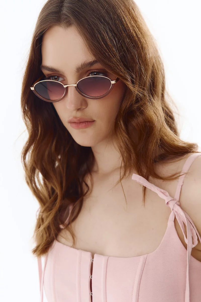 Рожеві сонцезахисні окуляри з овальними лінзами в оправі фотографія 1