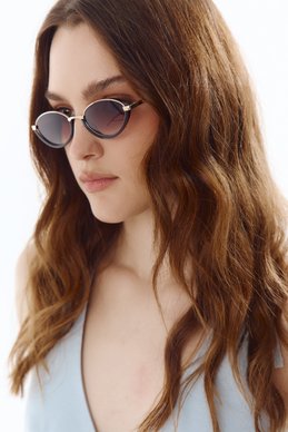 Коричневі сонцезахисні окуляри з овальними лінзами в оправі