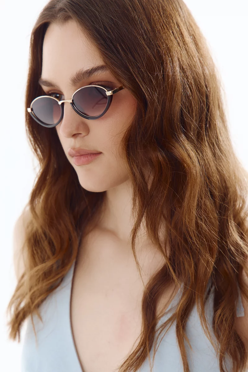 Коричневі сонцезахисні окуляри з овальними лінзами в оправі фотографія 1