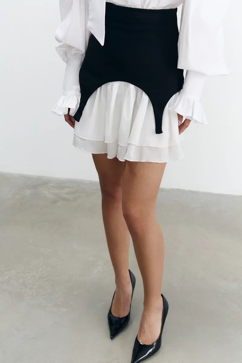 Черная джинсовая юбка мини с баской фотография 2