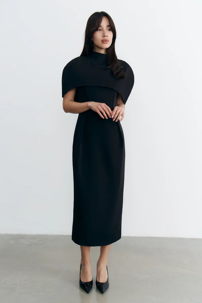Черный комплект из платья миди и кейпа фотография 1