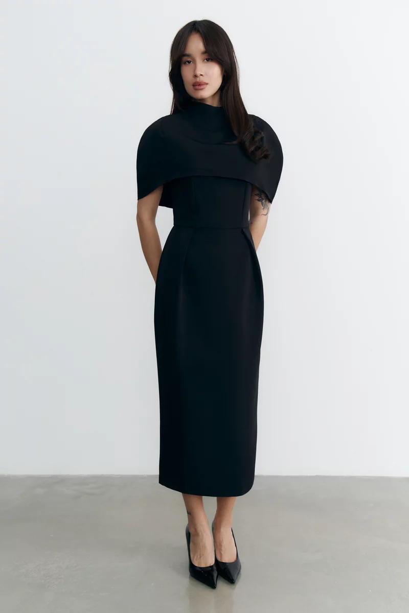 Черный комплект из платья миди и кейпа фотография 2