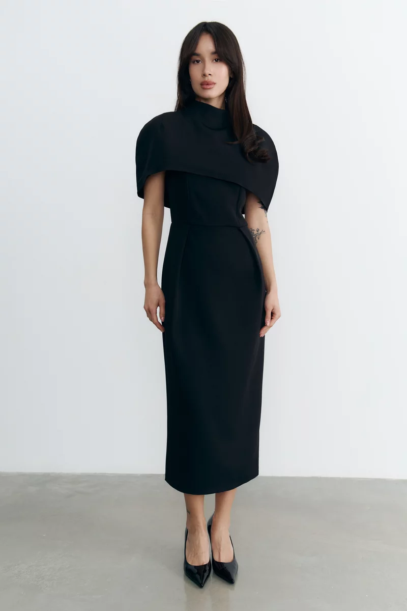 Черный комплект из платья миди и кейпа фотография 3