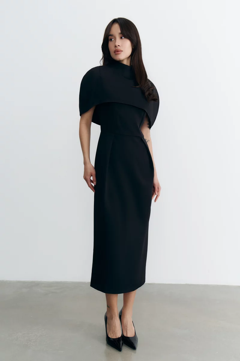 Черный комплект из платья миди и кейпа фотография 4