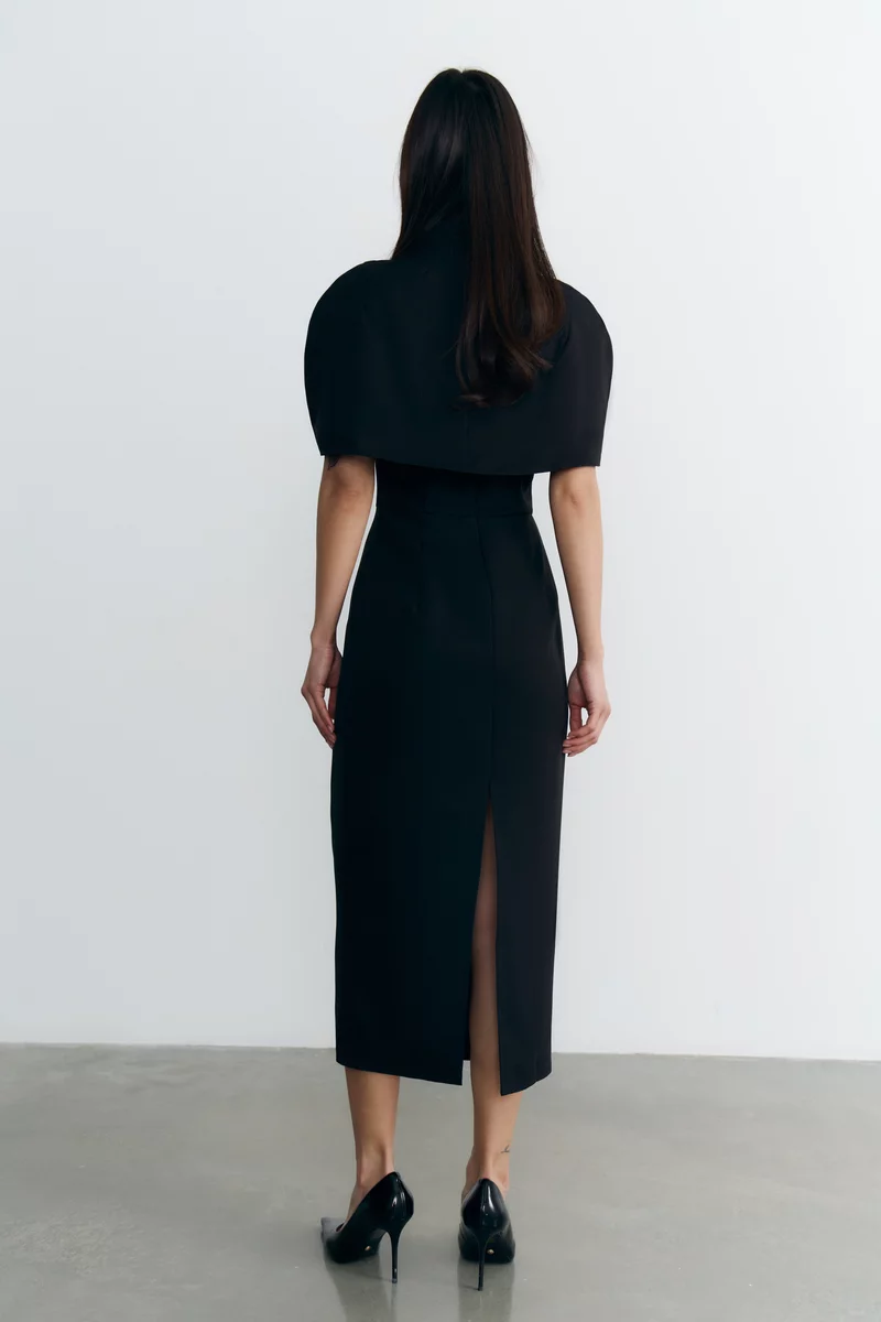 Черный комплект из платья миди и кейпа фотография 5