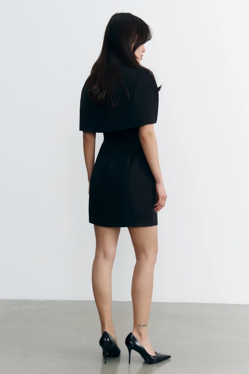 Черный комплект из платья мини и кейпа фотография 5