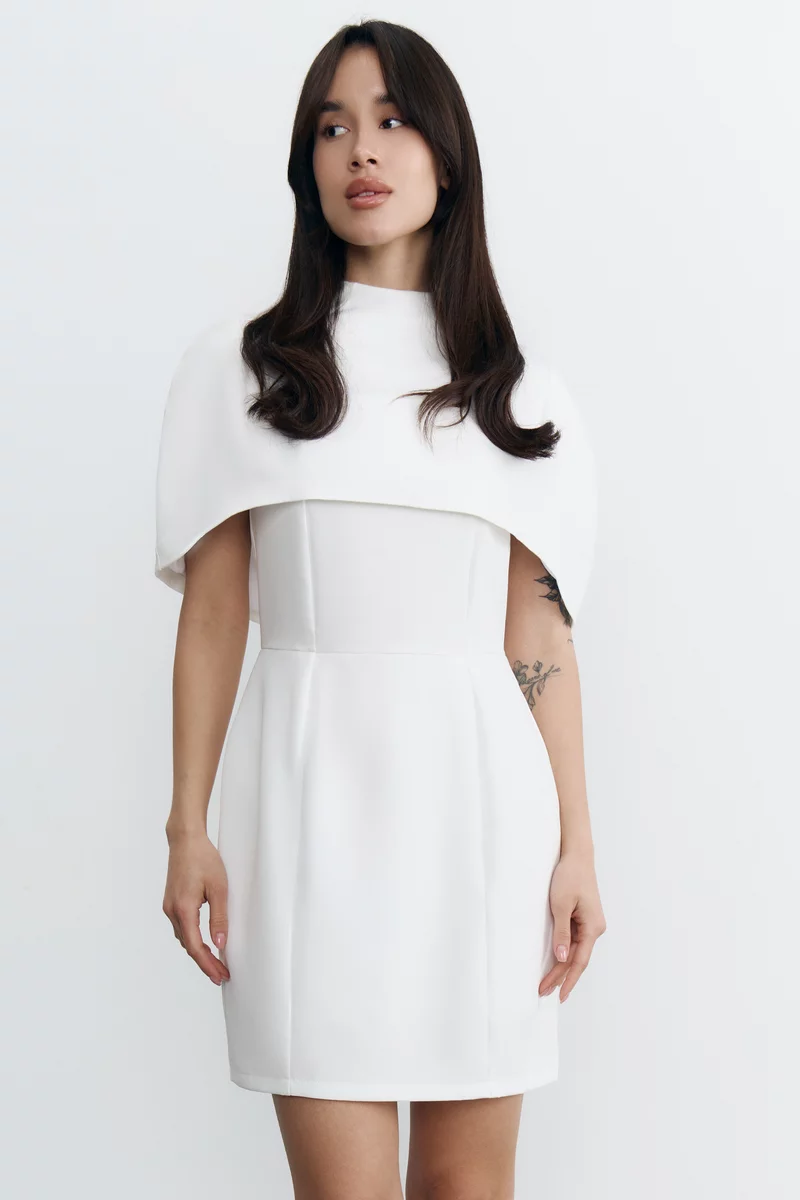 Белый комплект из платья мини и кейпа фотография 1