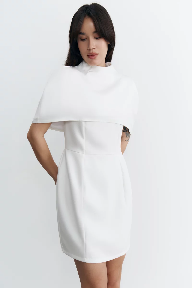 Белый комплект из платья мини и кейпа фотография 4