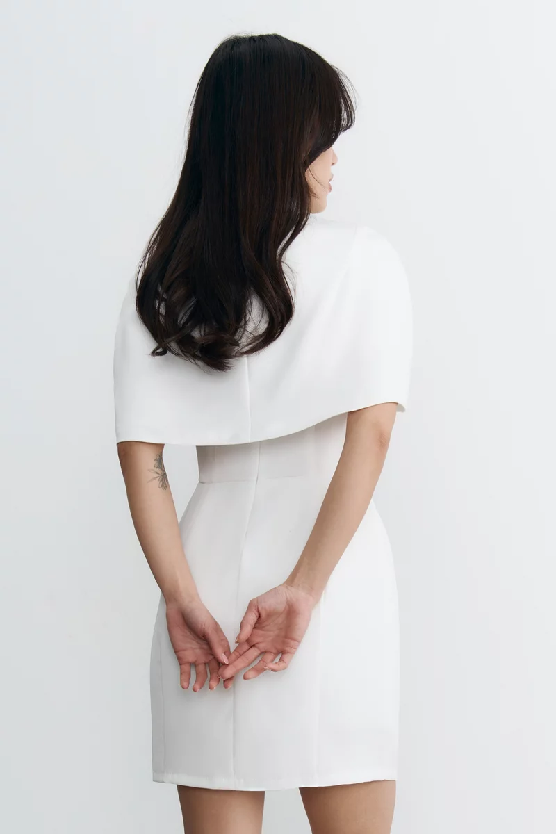 Белый комплект из платья мини и кейпа фотография 5