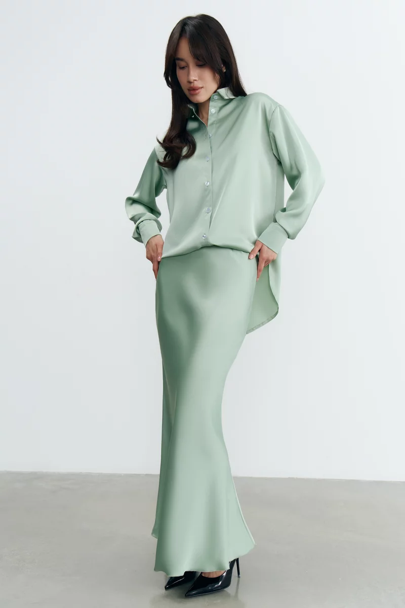Длинная сатиновая юбка в мятном оттенке фотография 2