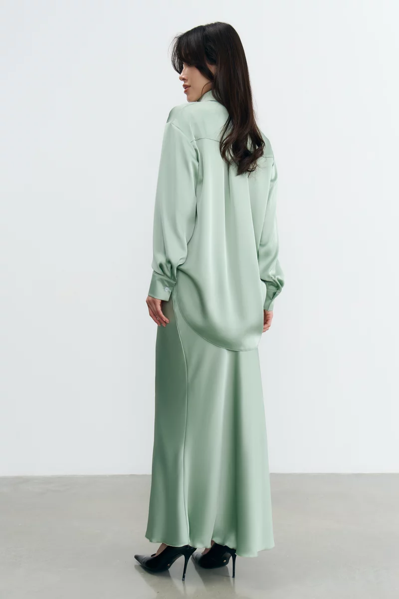 Длинная сатиновая юбка в мятном оттенке фотография 4