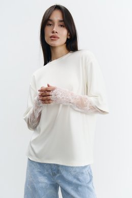 Молочная футболка-лонгслив с кружевными рукавами