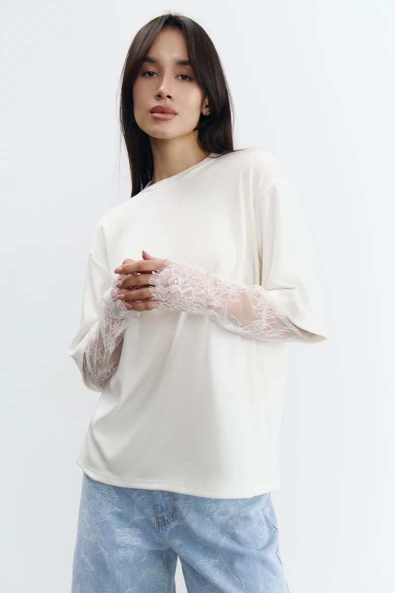 Молочная футболка-лонгслив с кружевными рукавами фотография 1