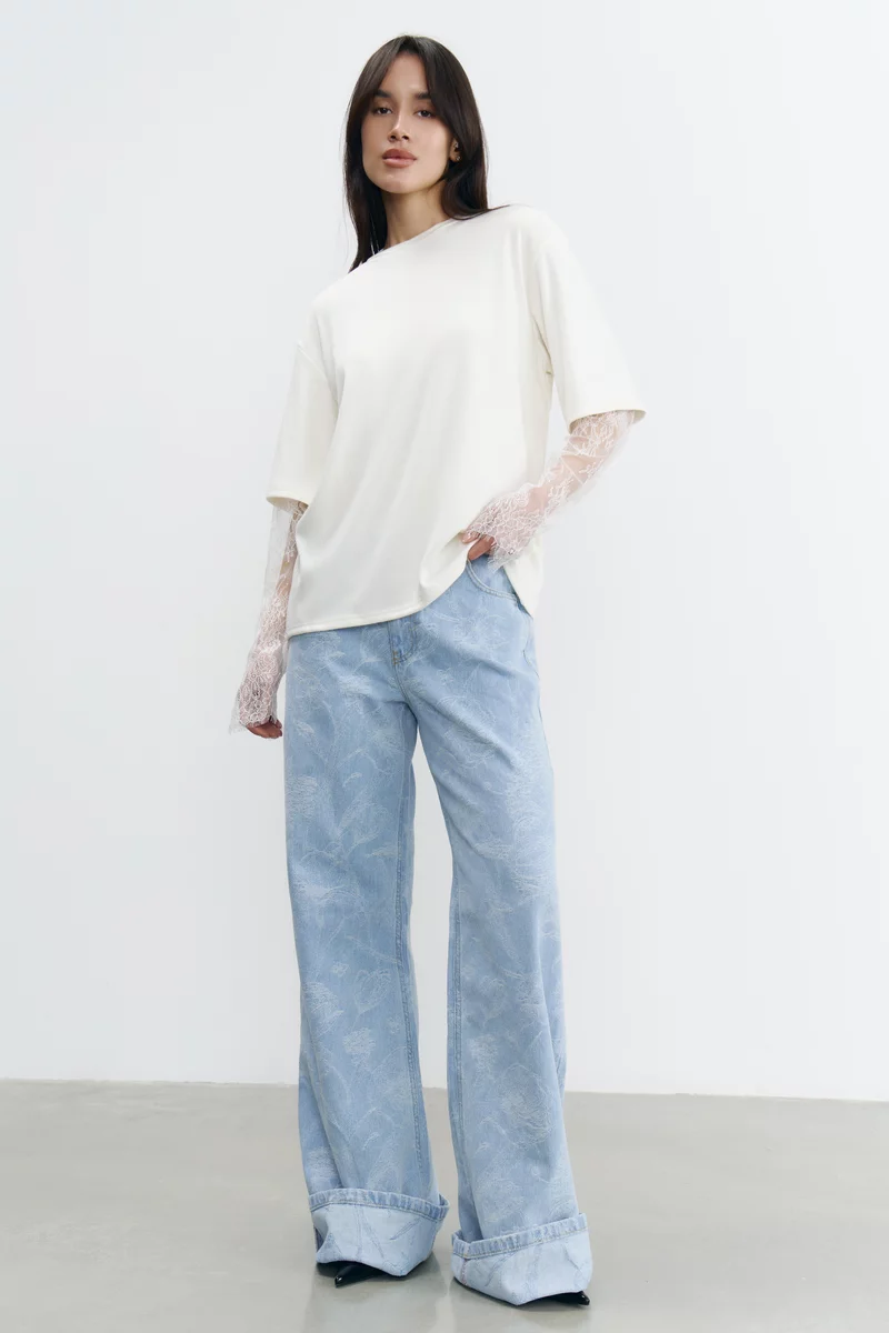 Молочная футболка-лонгслив с кружевными рукавами фотография 2