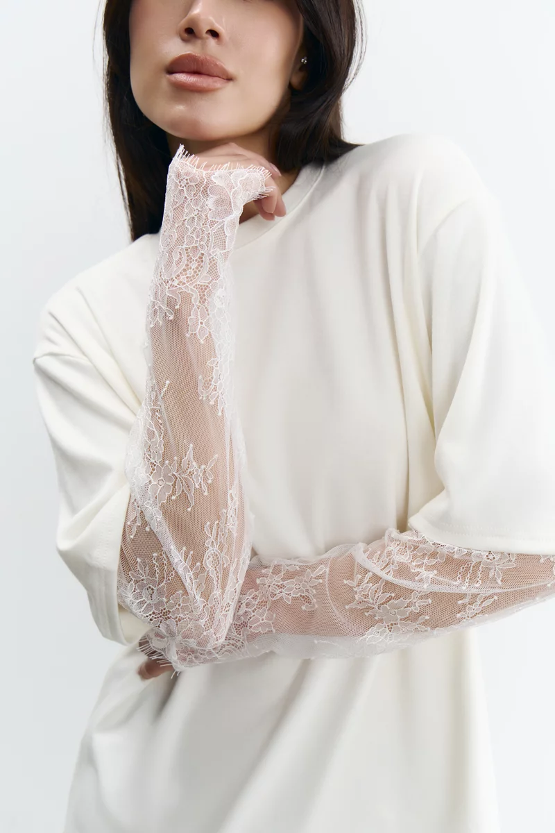Молочная футболка-лонгслив с кружевными рукавами фотография 3