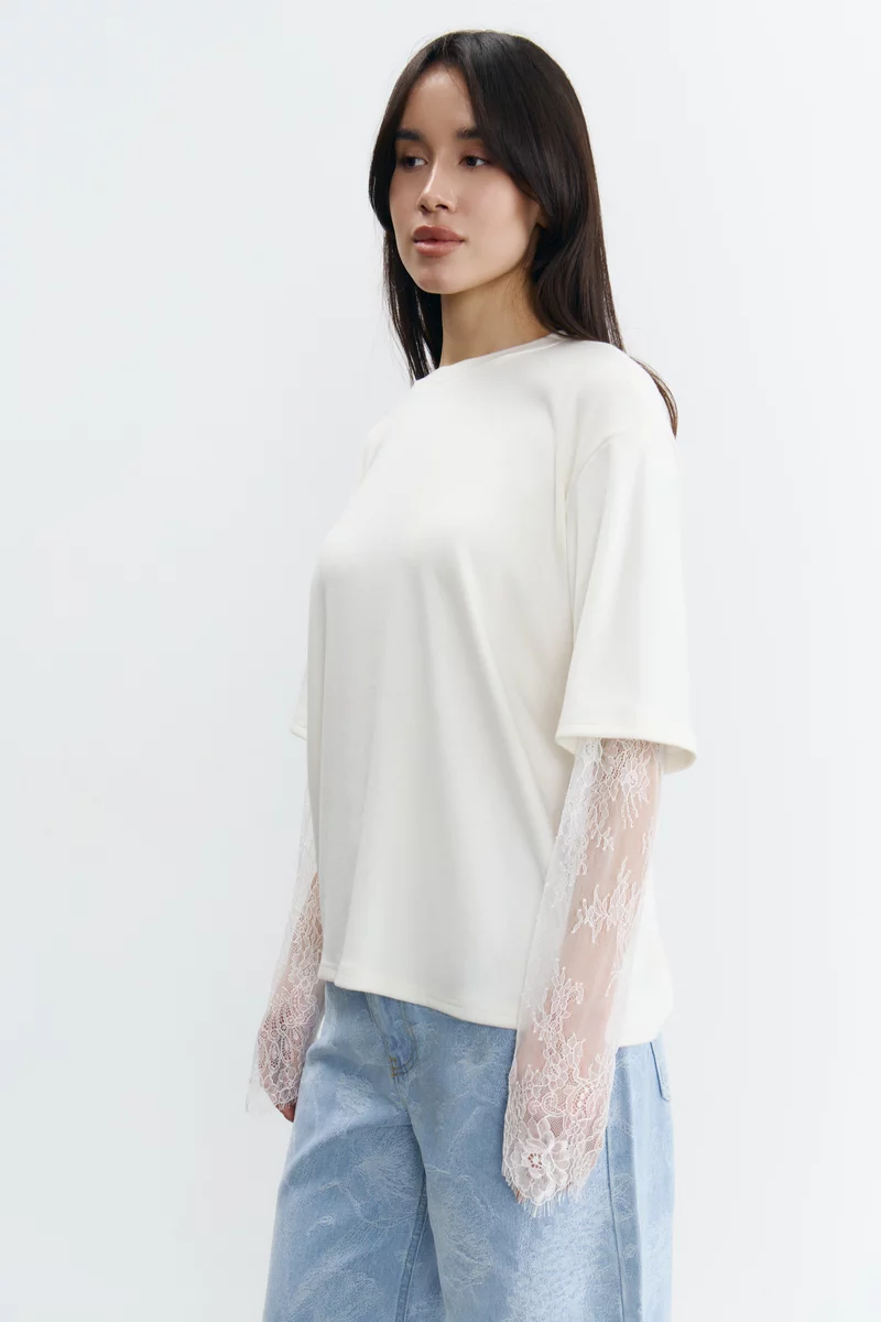 Молочная футболка-лонгслив с кружевными рукавами фотография 4