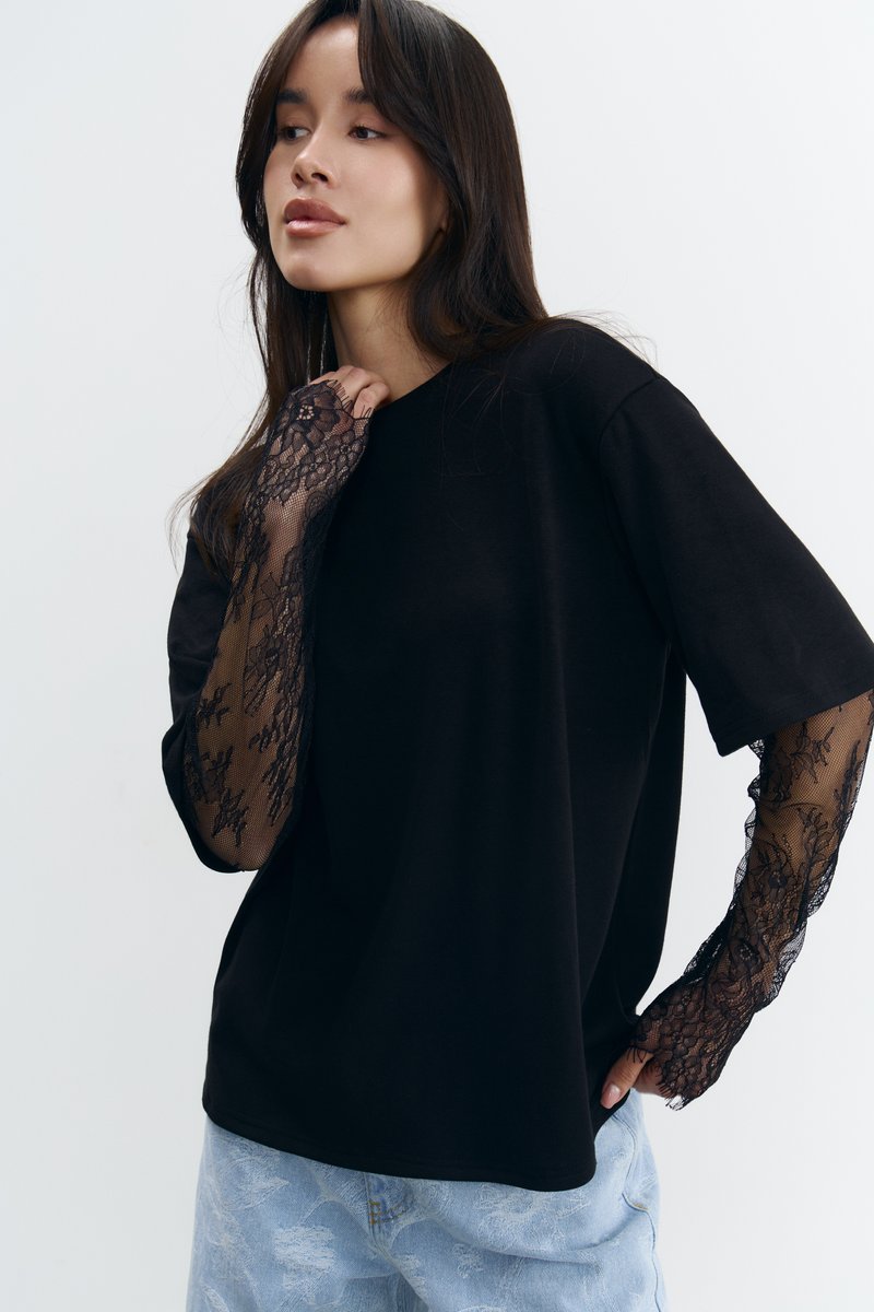 Черная футболка-лонгслив с кружевными рукавами фотография 1