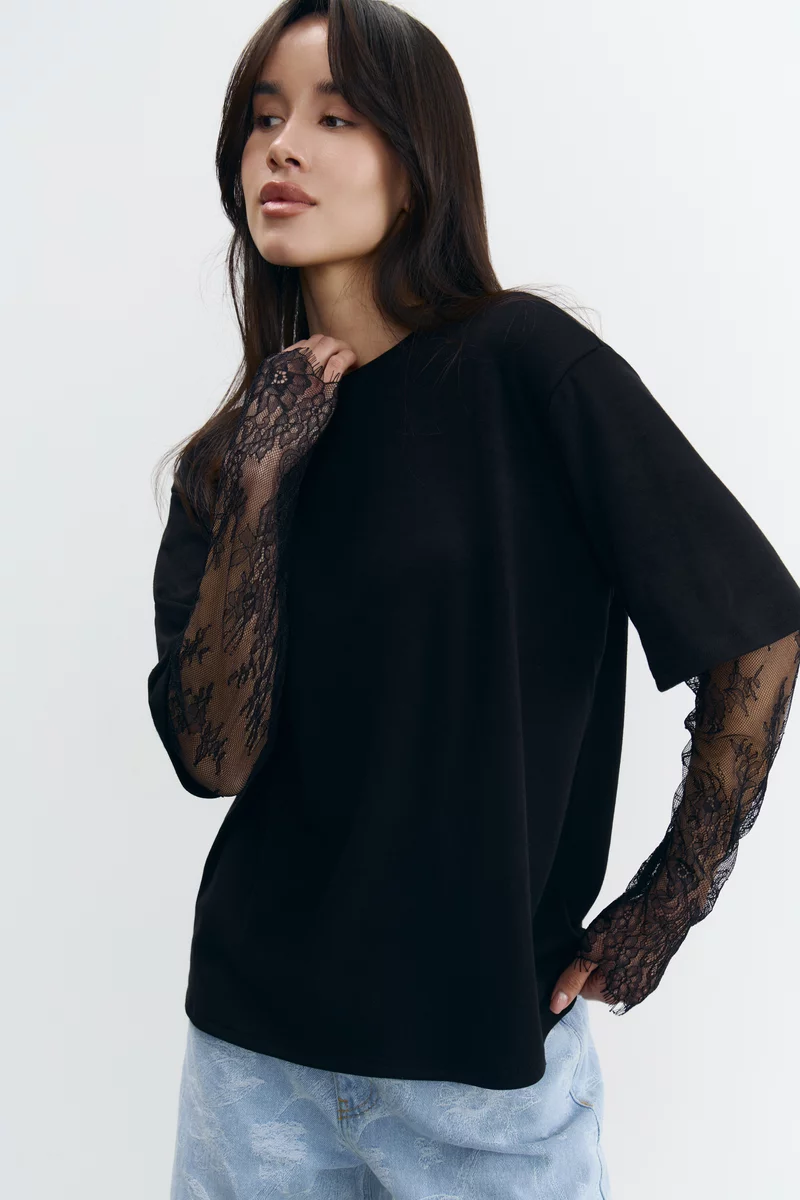 Черная футболка-лонгслив с кружевными рукавами фотография 1