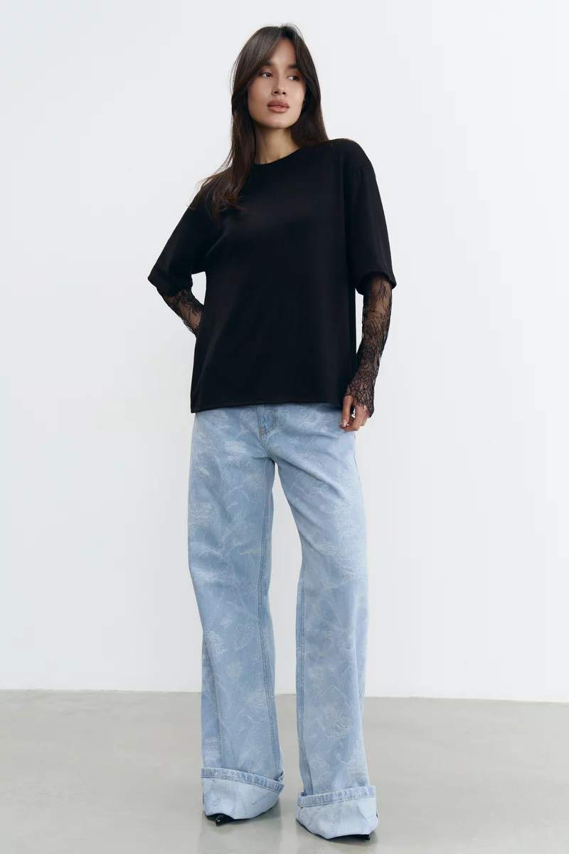 Черная футболка-лонгслив с кружевными рукавами фотография 2