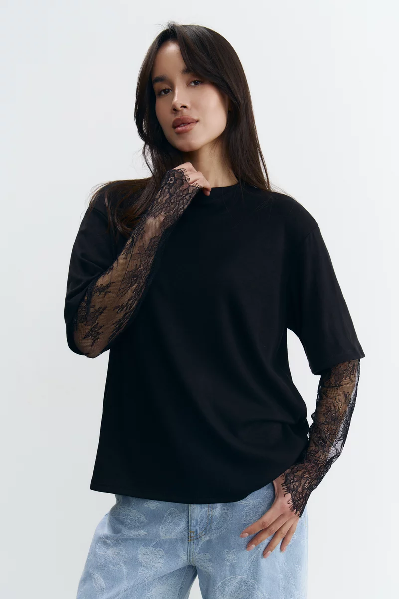 Черная футболка-лонгслив с кружевными рукавами фотография 3