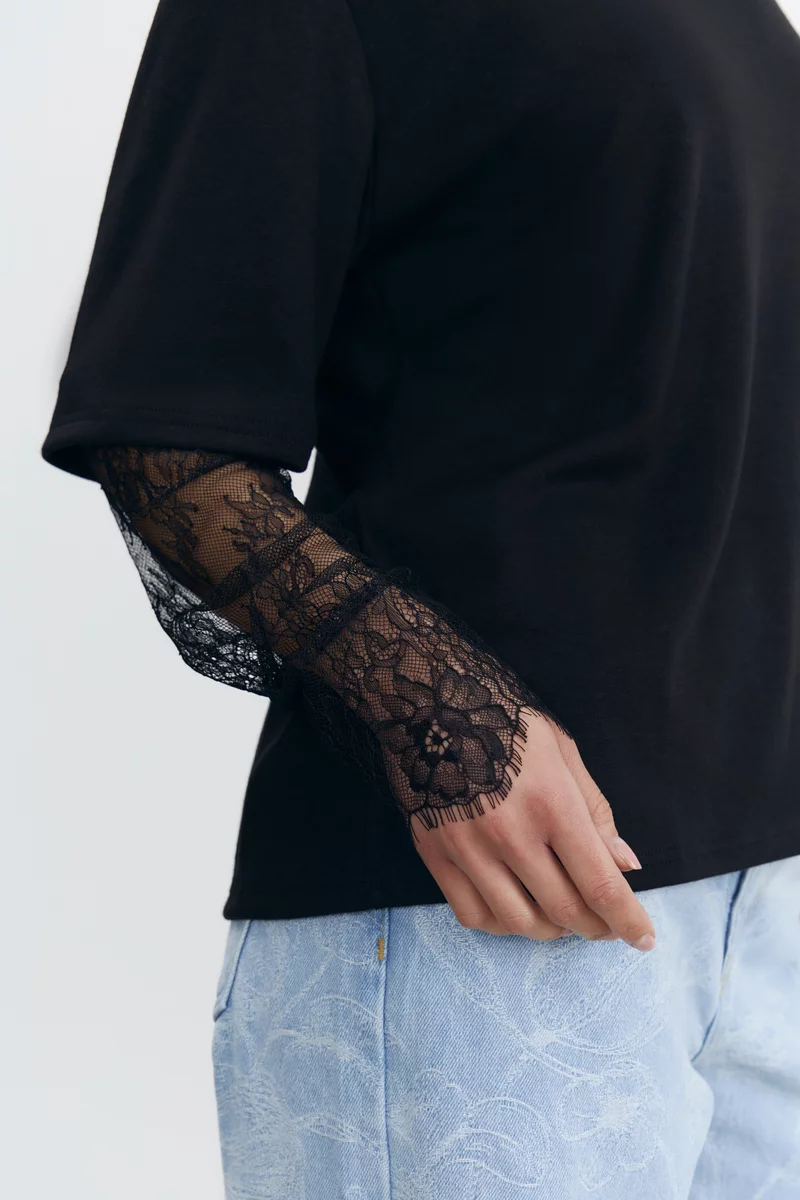 Черная футболка-лонгслив с кружевными рукавами фотография 4