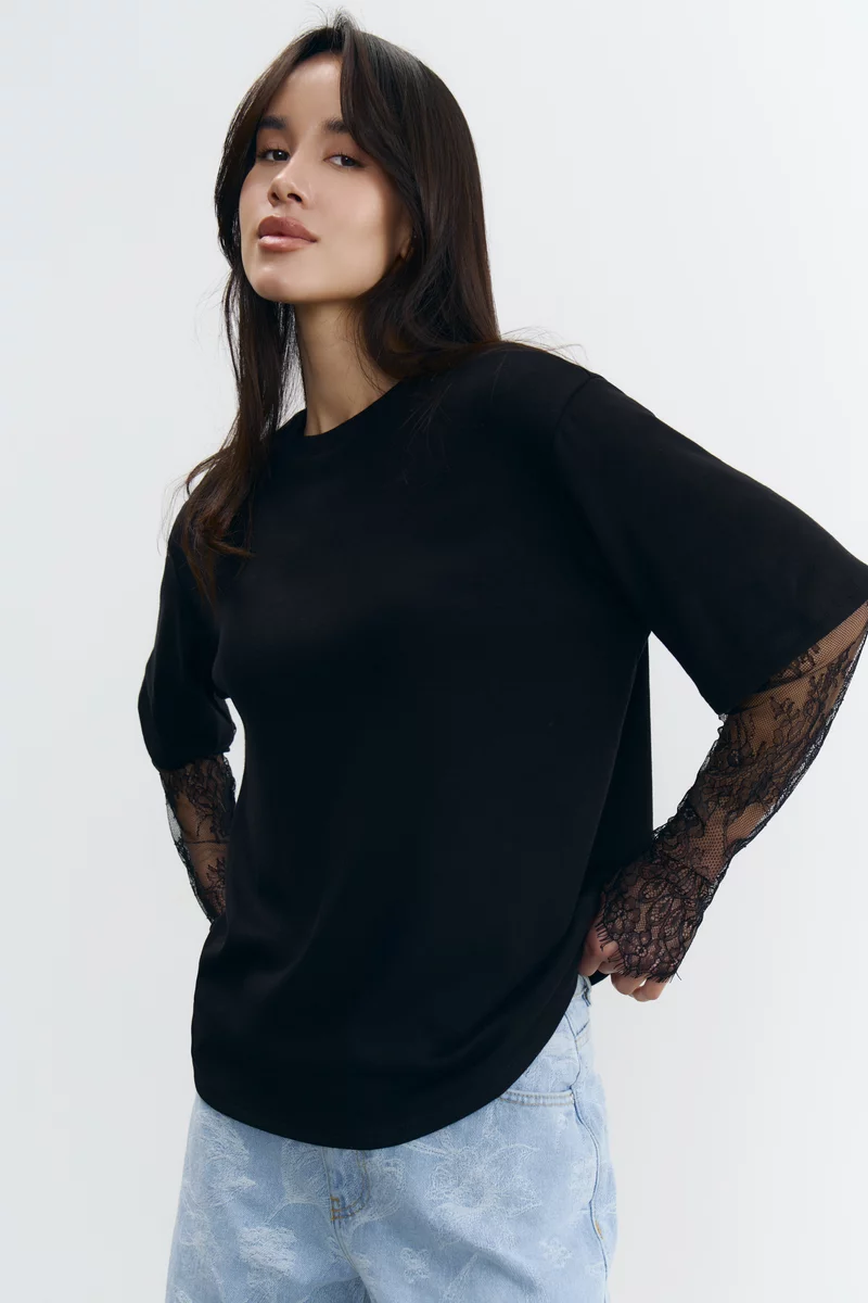 Черная футболка-лонгслив с кружевными рукавами фотография 5