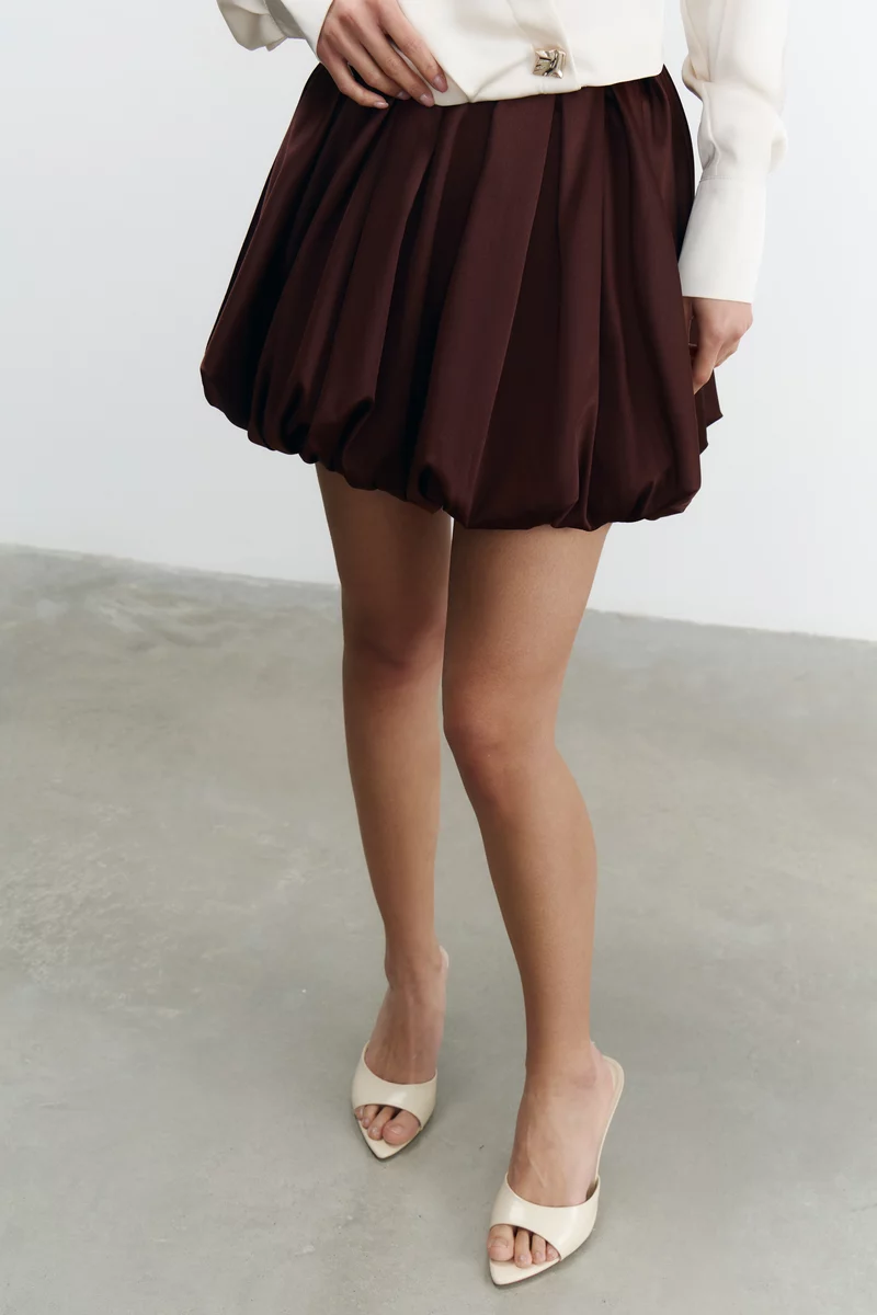 Сатиновая юбка-баллон мини в шоколадном оттенке фотография 3