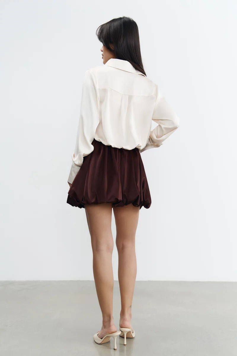 Сатиновая юбка-баллон мини в шоколадном оттенке фотография 5