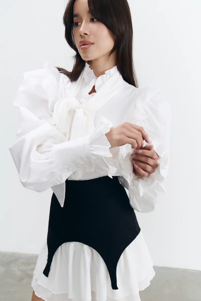 Белая хлопковая блуза с рюшами фотография 3