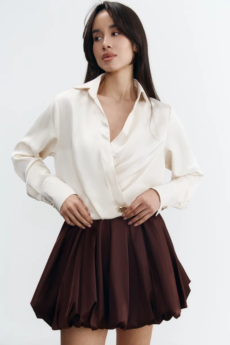 Молочная атласная блуза с акцентными пуговицами фотография 1