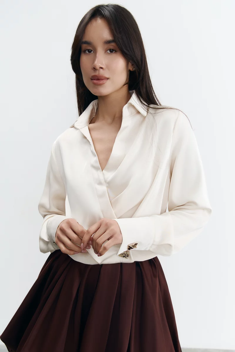 Молочная атласная блуза с акцентными пуговицами фотография 2