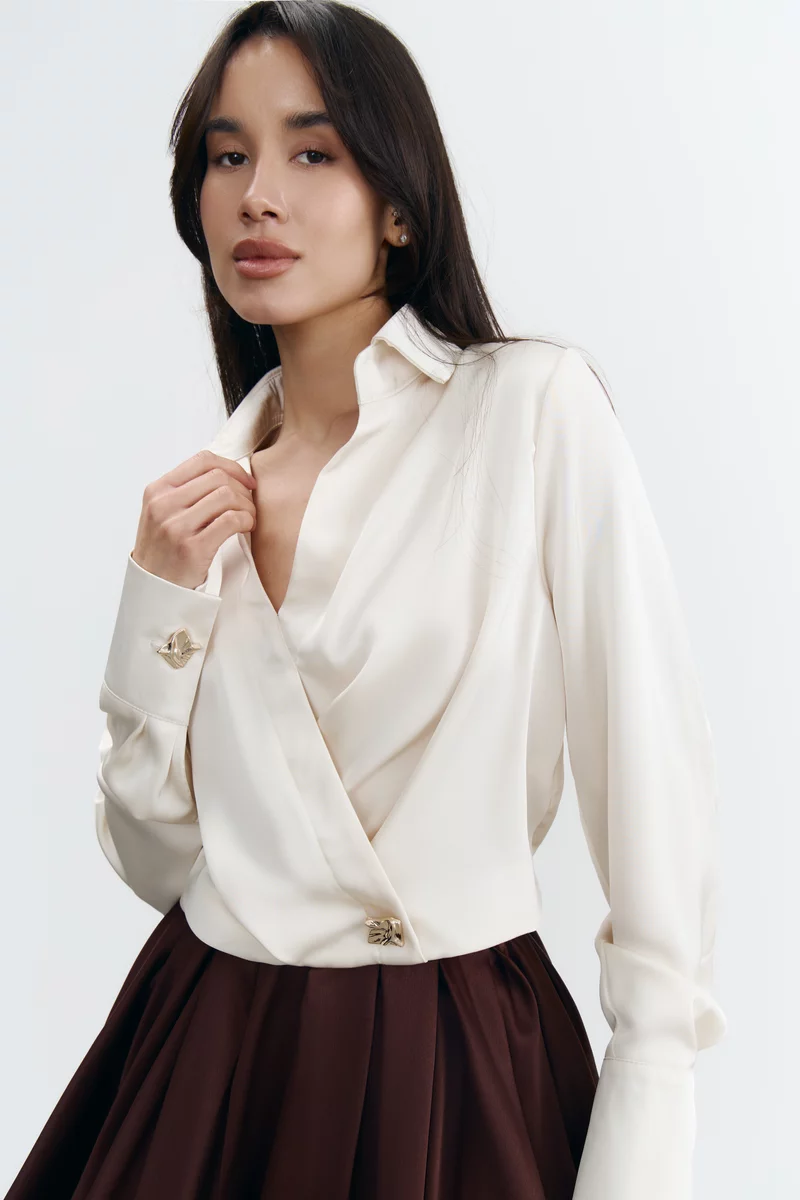 Молочная атласная блуза с акцентными пуговицами фотография 3
