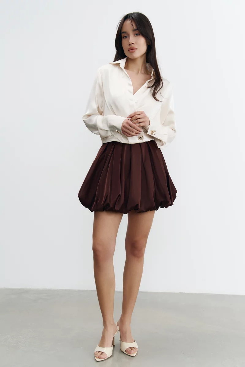 Молочная атласная блуза с акцентными пуговицами фотография 5