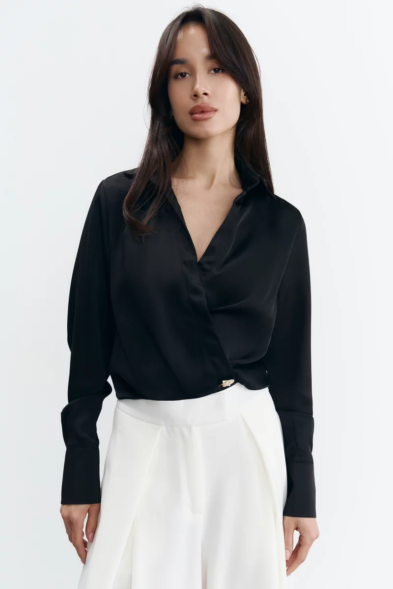 Черная атласная блуза с акцентными пуговицами фотография 1