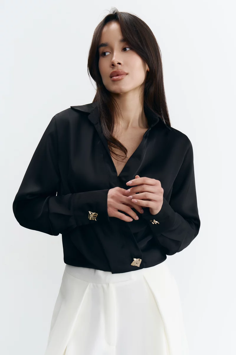 Черная атласная блуза с акцентными пуговицами фотография 2