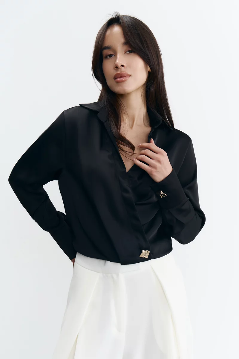 Черная атласная блуза с акцентными пуговицами фотография 3