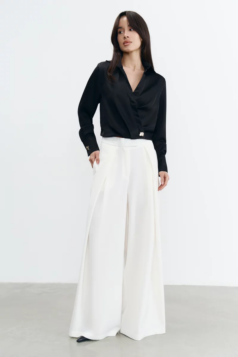 Черная атласная блуза с акцентными пуговицами фотография 4