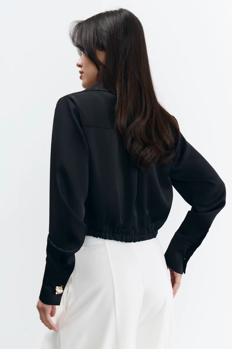 Черная атласная блуза с акцентными пуговицами фотография 5