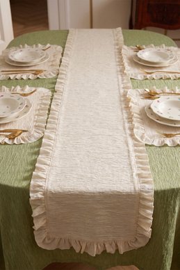 Молочный прямоугольный ранер с рюшами 150х40 см