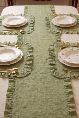 Зеленый прямоугольный ранер с рюшами 150х40 см