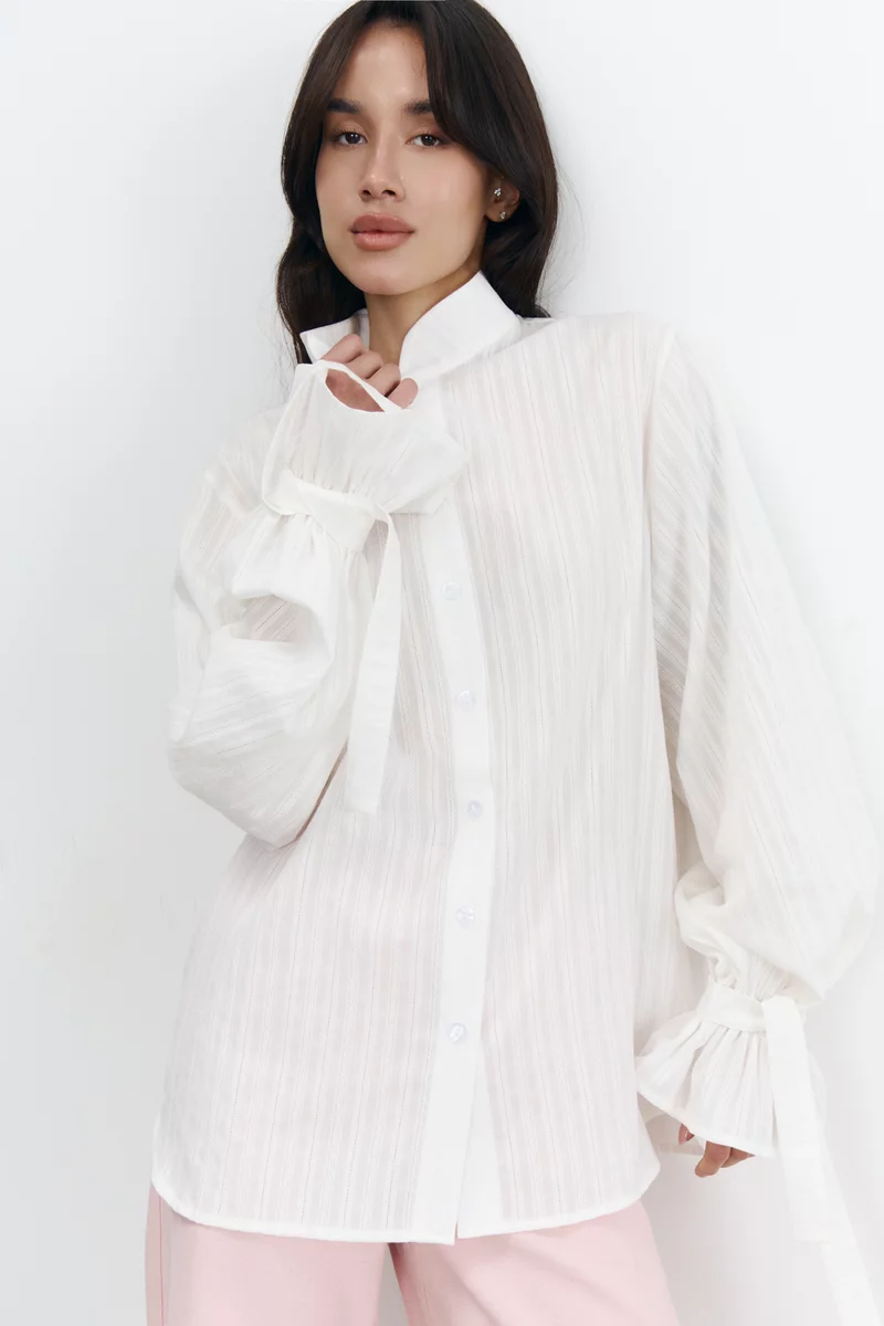 Белая хлопковая рубашка с акцентными завязками фотография 1