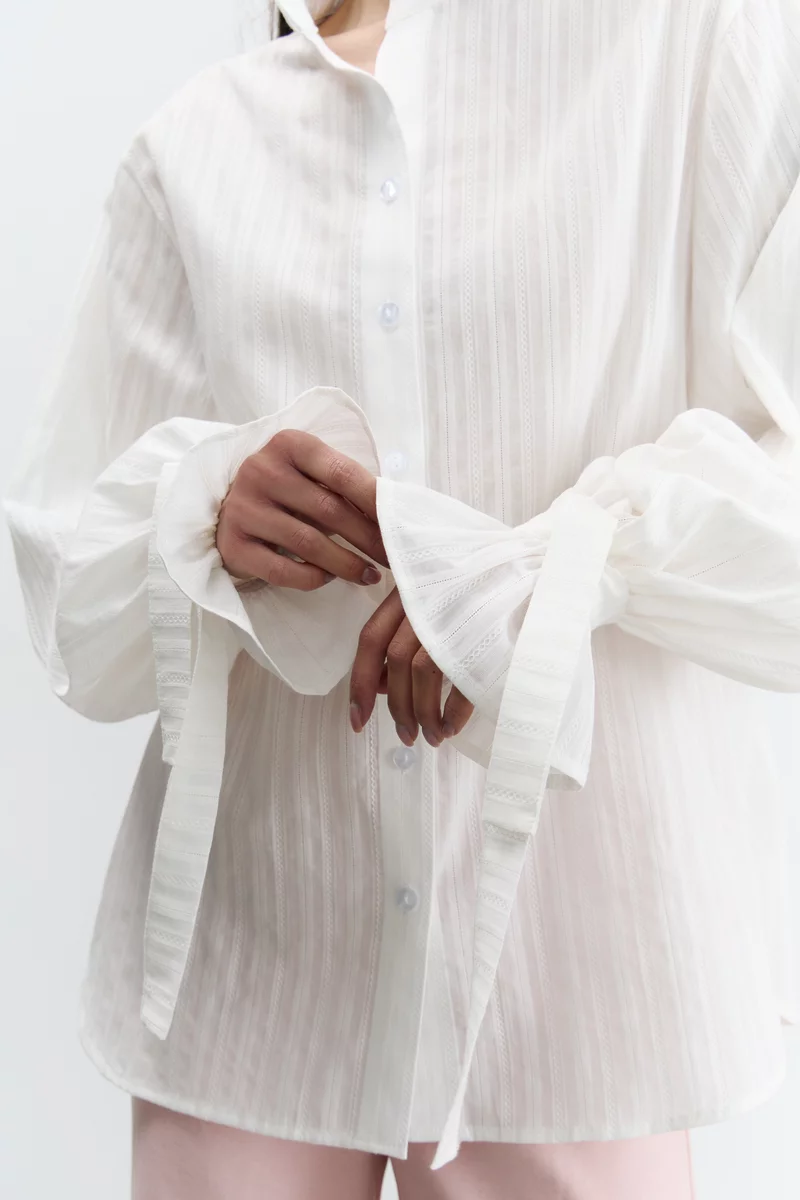 Белая хлопковая рубашка с акцентными завязками фотография 2