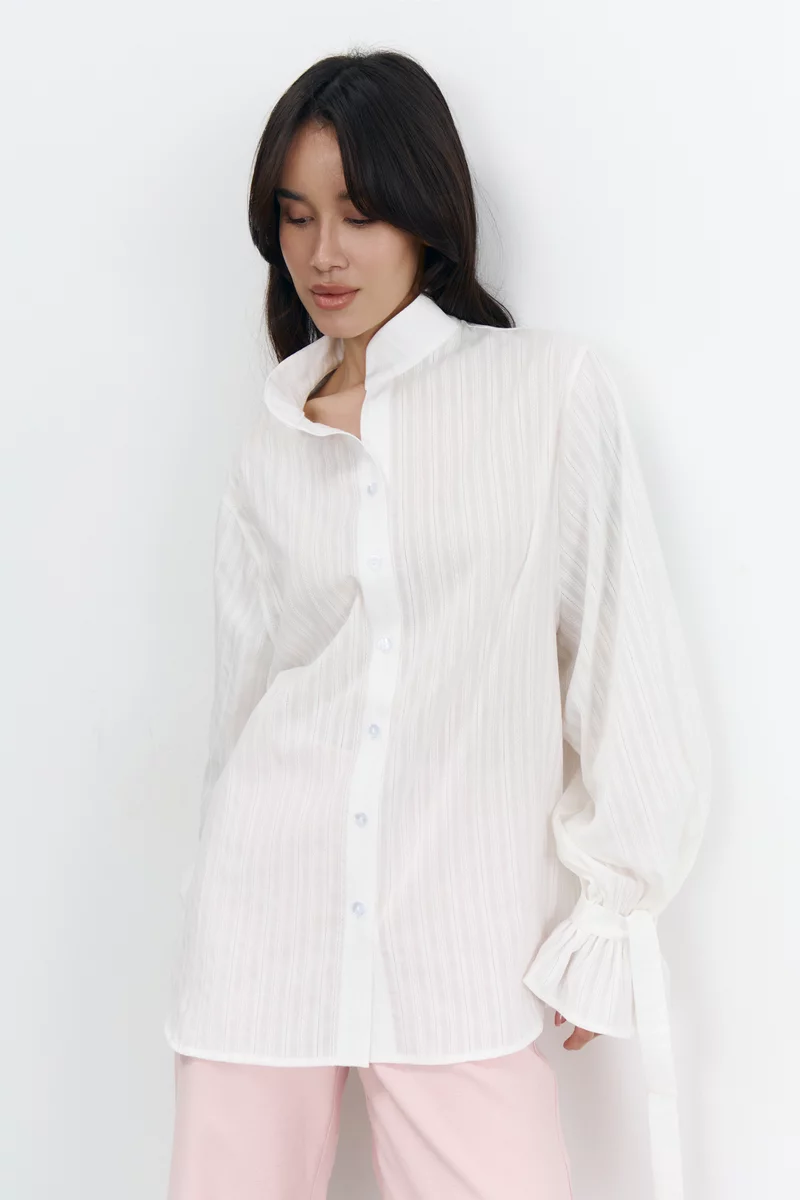 Белая хлопковая рубашка с акцентными завязками фотография 3