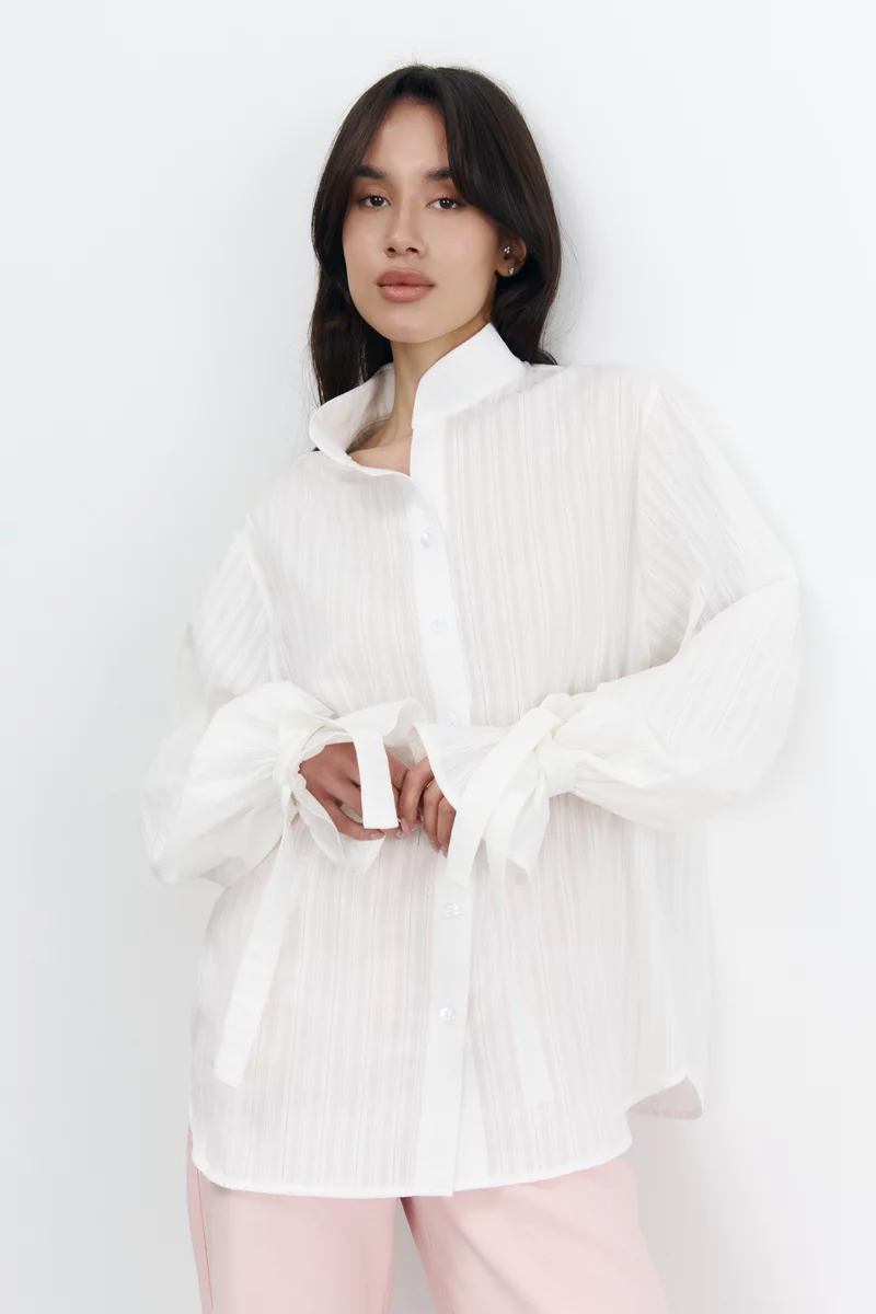 Белая хлопковая рубашка с акцентными завязками фотография 4