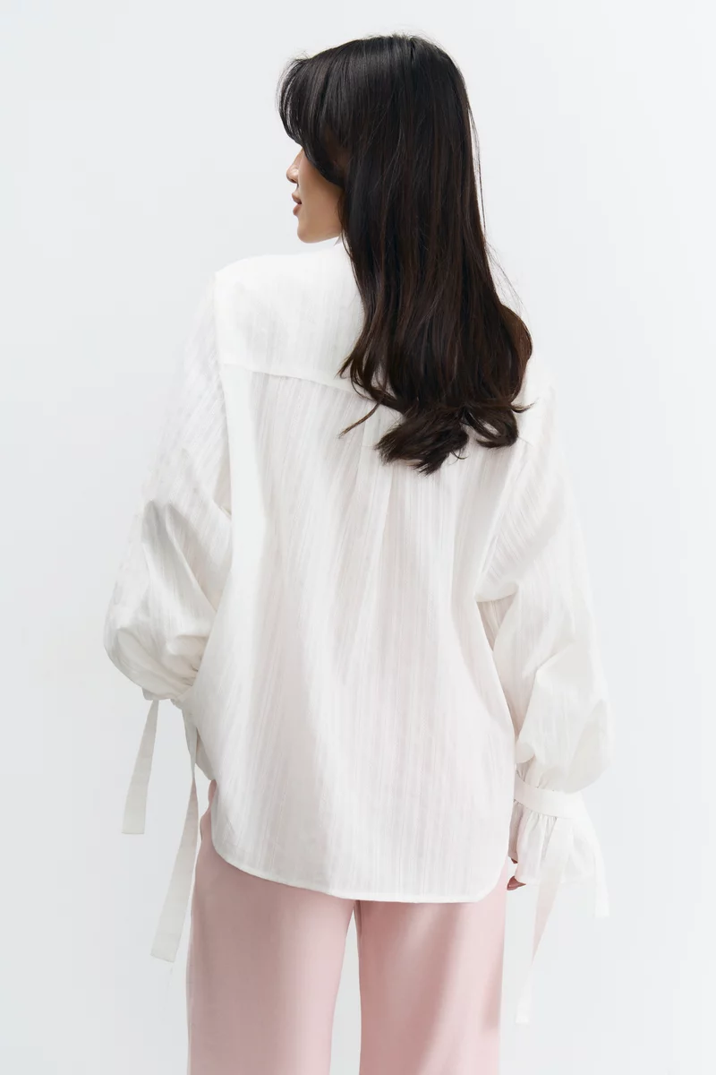 Белая хлопковая рубашка с акцентными завязками фотография 5